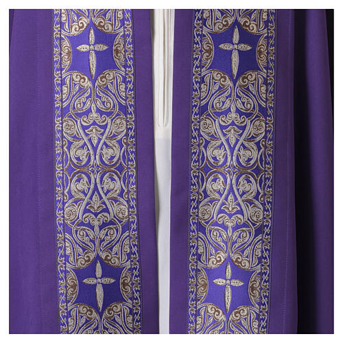 Capa pluvial borde decorado con cruces acabados oro poliéster 11