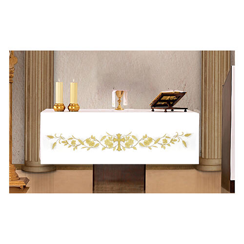 Mantel de altar 165x300 cm detalles bordados dorados flores y cruz central 1