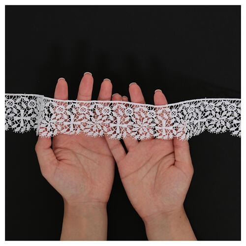 Hemmed white lace, macramé with Greek cross and roses 5 cm euro/m 2