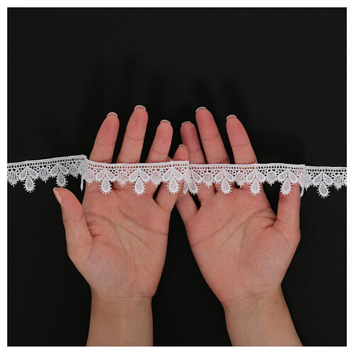 Hemmed white lace, macramé with drop pattern 3 cm euro/m 2