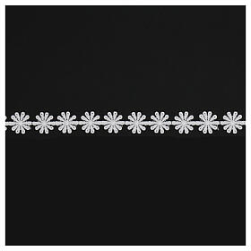 Hemmed white lace with flower pattern, macramé, 3 cm euro/m