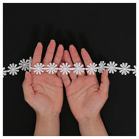Hemmed white lace with flower pattern, macramé, 3 cm euro/m