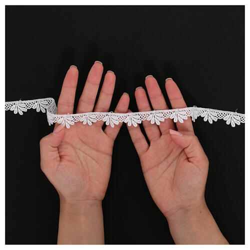 Hemmed white lace with flower embroidery 2 cm euro/m 2