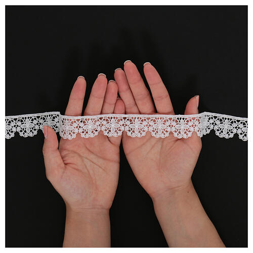 Hemmed white lace with flowers and dots, macramé, 3 cm, euro/m 2