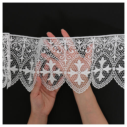 White macramé lace with lily-shaped cross, 16 cm, euro/m 2