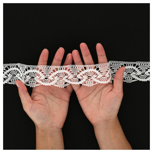 Scalloped bobbin lace with wavy pattern, 4 cm, euros/m 2