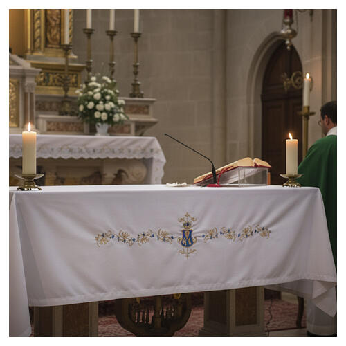 Nappe d'autel mariale 160x300 cm fleurs latérales bleu ciel et monogramme MA 4