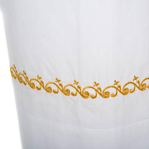 Alba blanca en algodón con decoraciones doradas 3