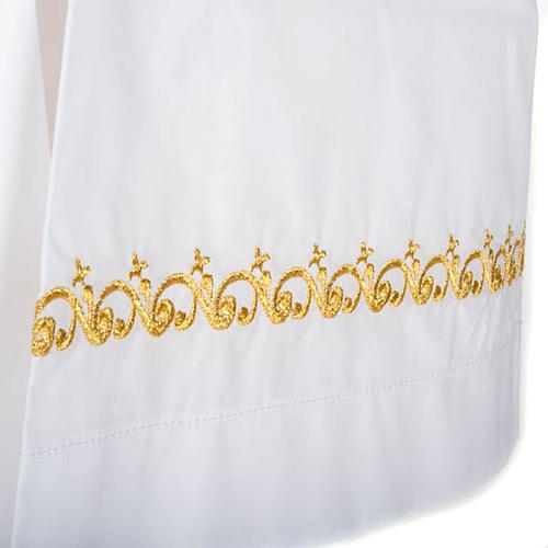 Alba blanca en algodón con decoraciones doradas 4