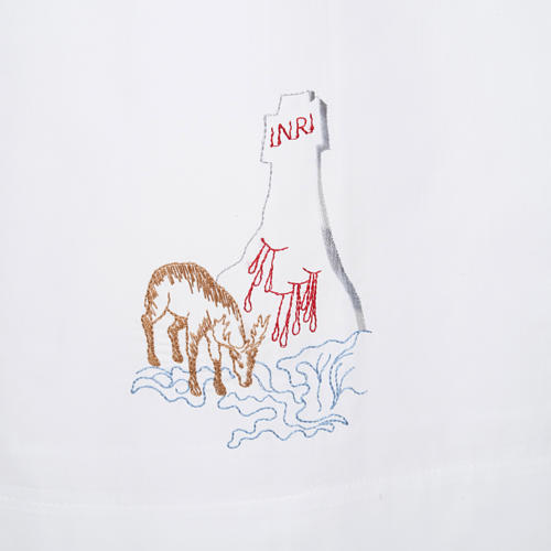 Alba blanca de lana ciervo a la fuente INRI 2