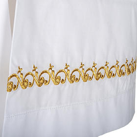 Alba blanca de lana con decoraciones doradas