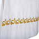 Alba blanca de lana con decoraciones doradas s2