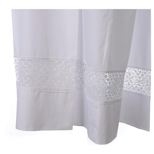 White alb 65% polyester 35% cotton with decoration on the sleeve and lace and crochet partition with zip on the front 6