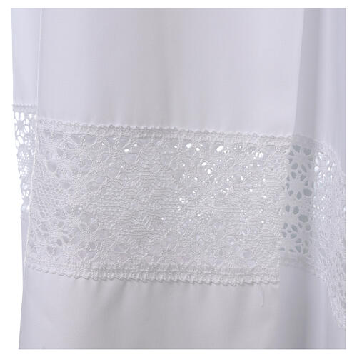 White alb 65% polyester 35% cotton with decoration on the sleeve and lace and crochet partition with zip on the front 8
