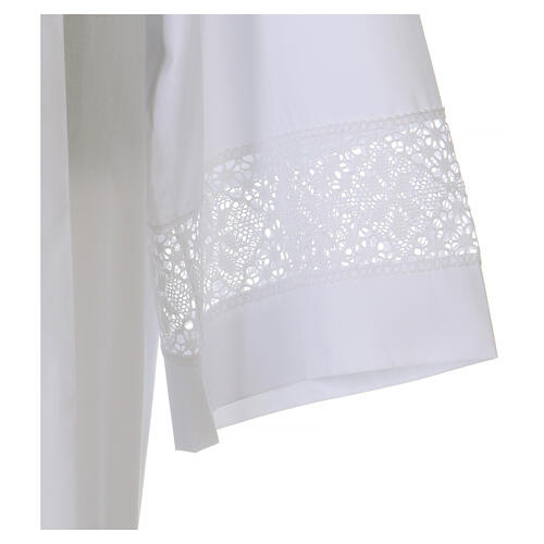 White alb 65% polyester 35% cotton with decoration on the sleeve and lace and crochet partition with zip on the shoulder 4