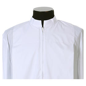 Albe in der Farbe Weiß aus 65% Polyester und 35% Baumwolle mit zwei gelegten Falten auf der Vorderseite
