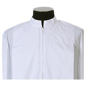 Albe in der Farbe Weiß aus 65% Polyester und 35% Baumwolle mit zwei gelegten Falten auf der Vorderseite