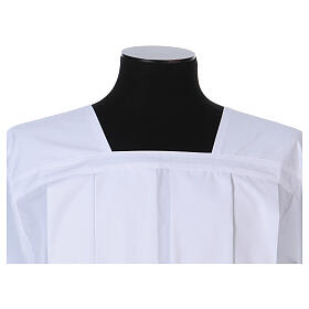 Chorhemd in der Farbe Weiß aus 65% Polyester und 35% Baumwolle mit 4 gelegten Falten