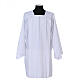 Chorhemd in der Farbe Weiß aus 65% Polyester und 35% Baumwolle mit 4 gelegten Falten s1