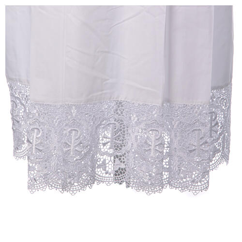 White polycotton alb with lateral pleats, macramé lace and golden clasp 2