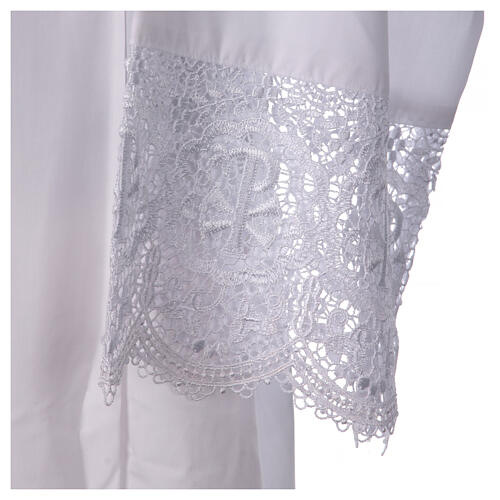 White polycotton alb with lateral pleats, macramé lace and golden clasp 3