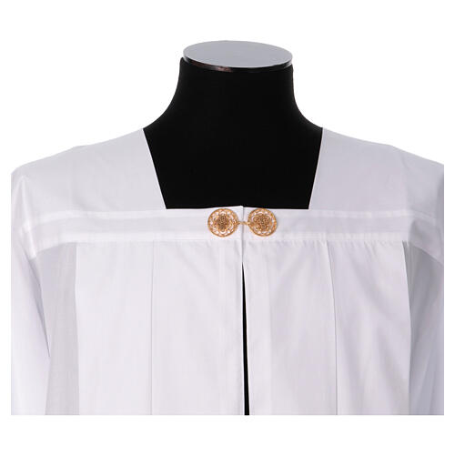 White polycotton alb with lateral pleats, macramé lace and golden clasp 4