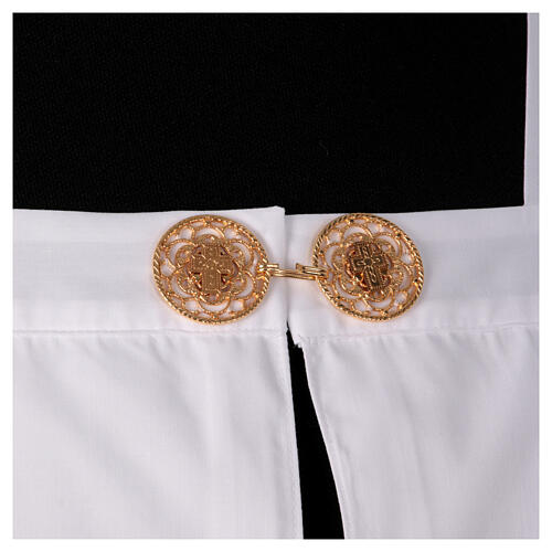 White polycotton alb with lateral pleats, macramé lace and golden clasp 6