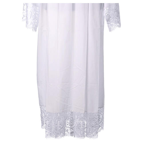 White polycotton alb with lateral pleats, macramé lace and golden clasp 7