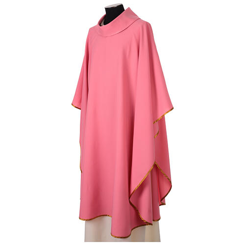 Kasel in Rosa mit goldfarbenem Saum – schlichtes Design 3