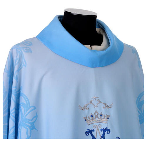 Kasel „Marianisch“ mit Farbverlauf in Blau und gesticktem Monogramm 5