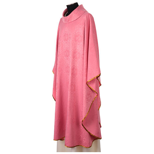 Kasel in Rosa mit Damastoptik, stilisierten Ornamenten und goldfarbenem Saum 3