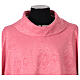 Kasel in Rosa mit Damastoptik, stilisierten Ornamenten und goldfarbenem Saum s2