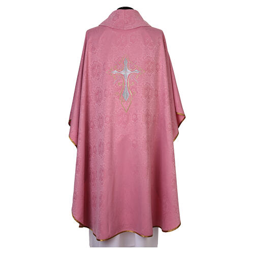 Chasuble rose damassée brodée, croix dorée et argentée 6