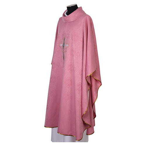 Casula cor-de-rosa adamascada com bordado de cruz dourada e prateada 4