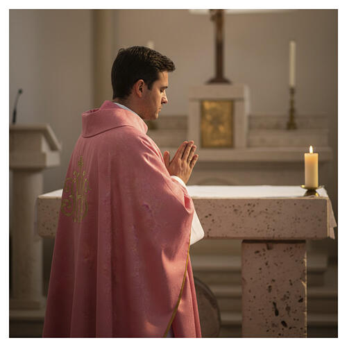 Casula cor-de-rosa adamascada com monograma JHS e bordados dourados 2