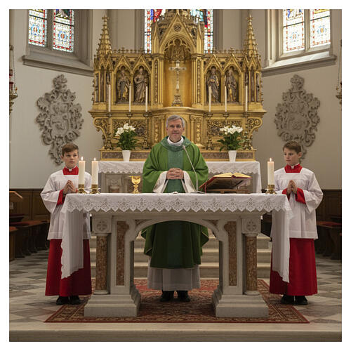 Chasuble à bande centrale brodée avec détails dorés 2