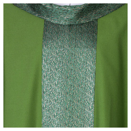 Chasuble à bande centrale brodée avec détails dorés 3
