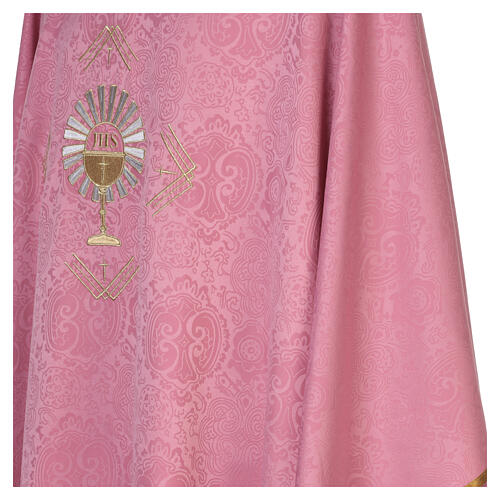 Chasuble rose avec broderie dalmatique calice eucharistique et hostie 5