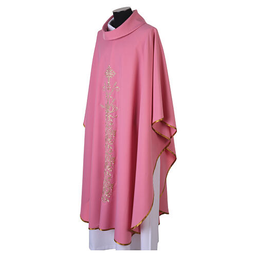 Chasuble rose brodée croix florale dorée 5