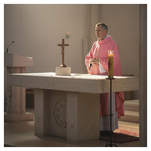 Casula liturgica rosa ricamo croce floreale dorata 2