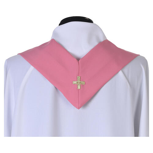 Casula litúrgica cor-de-rosa com bordado de cruz floral dourada 8