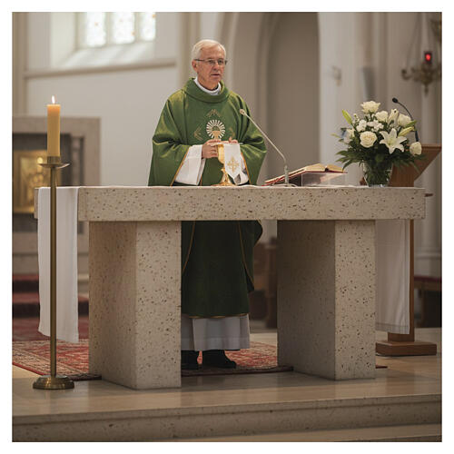 Chasuble damassée avec motif eucharistique JHS et étole 2