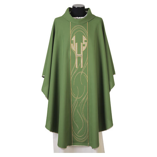 Kasel mit Mittelstab und goldenem IHS-Monogramm 2