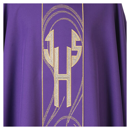 Kasel mit Mittelstab und goldenem IHS-Monogramm 9