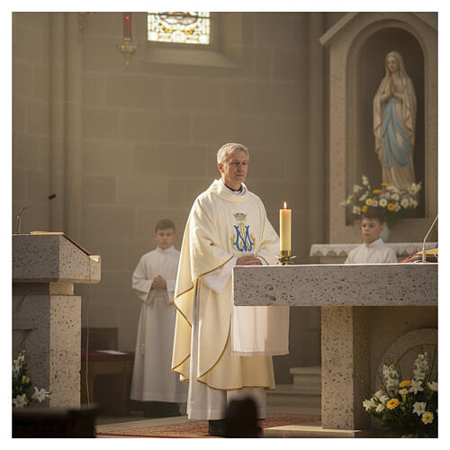 Casula Mariana tecido adamascado cor de marfim bordado ouro e azul 2