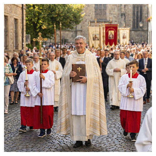 Piviale avorio tessuto ricamato dorato Slabbinck  2