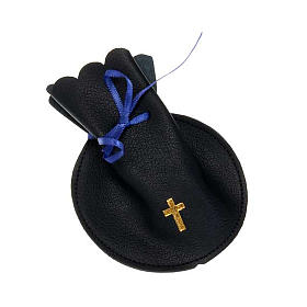 Porta rosario bolsita de piel negra con cruz dorada