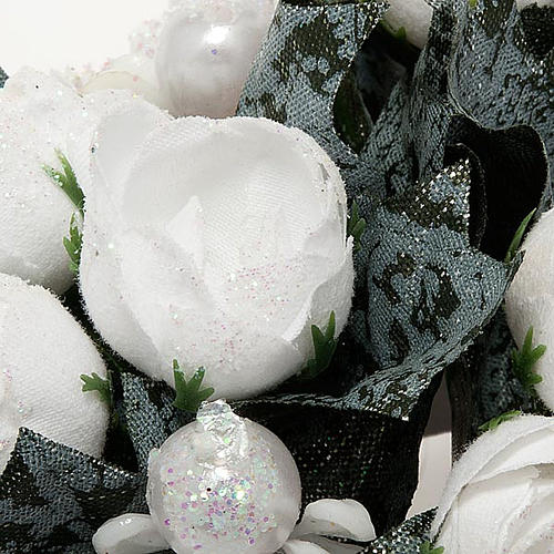 Weihnachtsdekoration fuer Kerzen weisse Rosen und Perlen 2