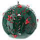 Vela navideña esfera verde tallada motivos rojos d 15 cm s3