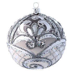 Weihnachtsbaumkugel aus mundgeblasenem Glas Grundton Silber mit weißen und silbernen Verzierungen 100 mm